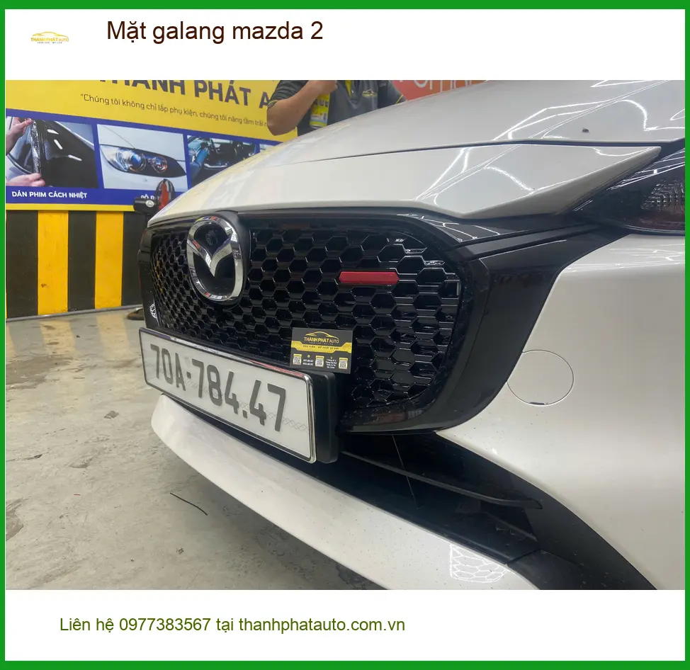 Anh Dũng thay Mặt galang Mazda 2 tại Quận Tân Phú để xe trông mới mẻ hơn