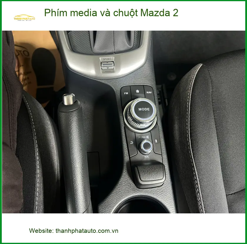 Anh Quang lắp phím media và chuột Mazda 2 Quận Bình Tân để tiện thao tác khi lái xe