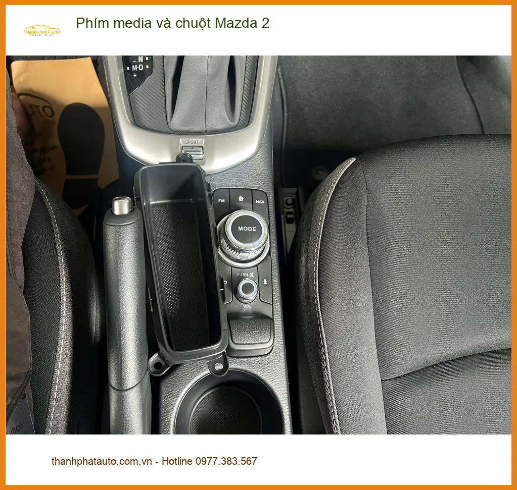 Anh Quang lắp phím media và chuột Mazda 2 Quận Bình Tân để tiện thao tác khi lái xe ảnh thực tế 2