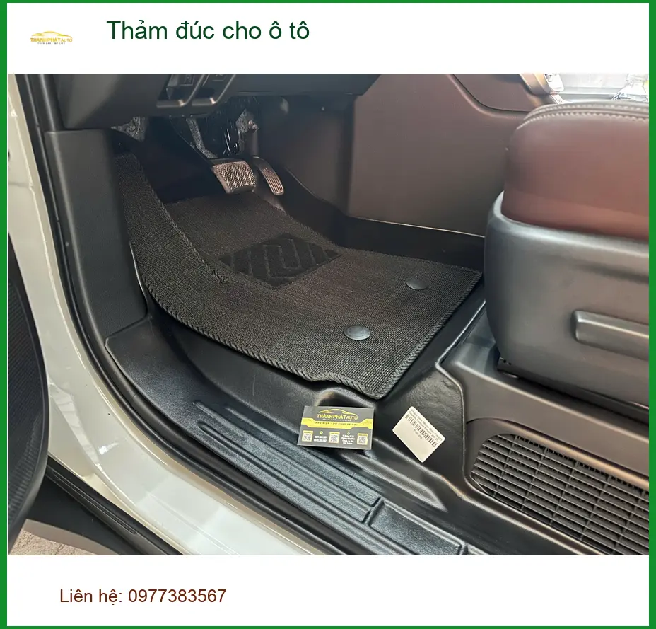 Chú Nhật lắp thảm đúc cho Hyundai Santa Fe tại Quận Gò Vấp để nội thất luôn sạch đẹp