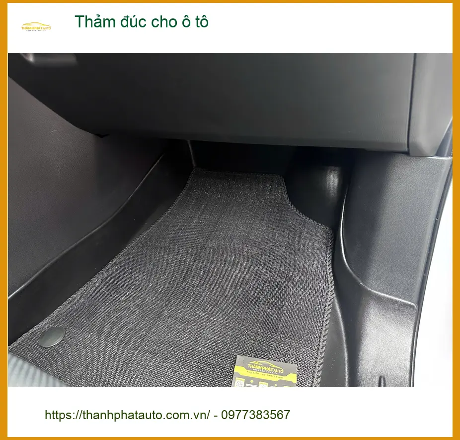 Chú Nhật lắp thảm đúc cho Hyundai Santa Fe tại Quận Gò Vấp để nội thất luôn sạch đẹp ảnh thực tế 2