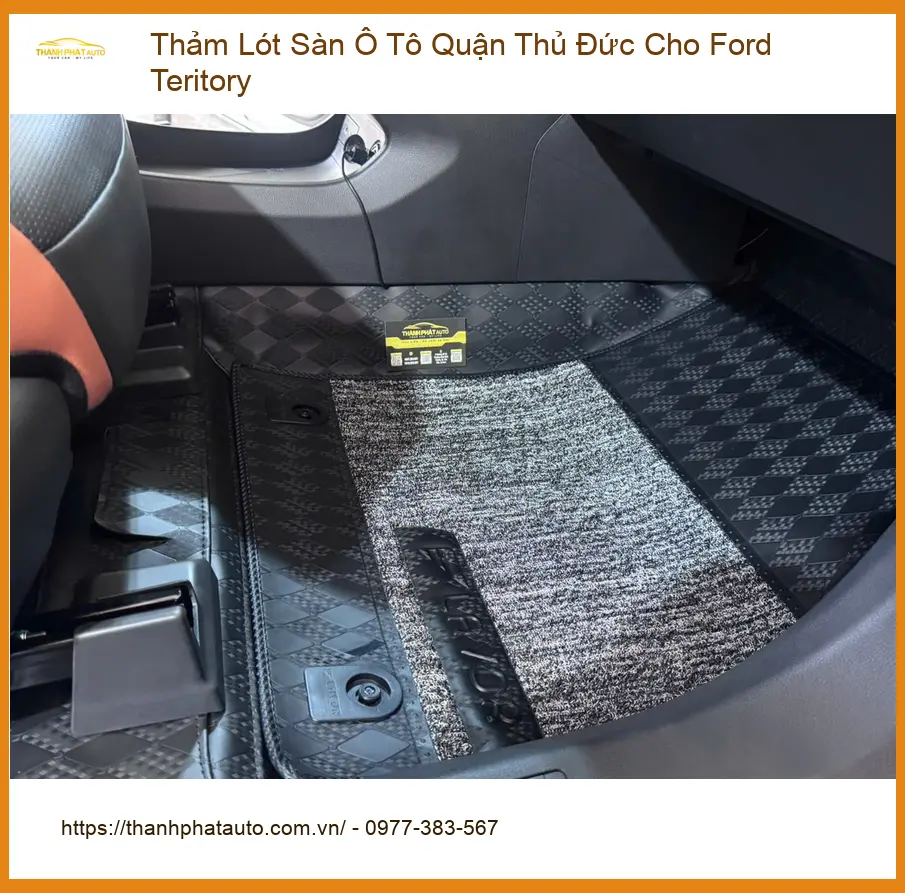 Chị Vân thay thảm lót sàn ô tô Ford Territory tại Thủ Đức để dễ dàng vệ sinh